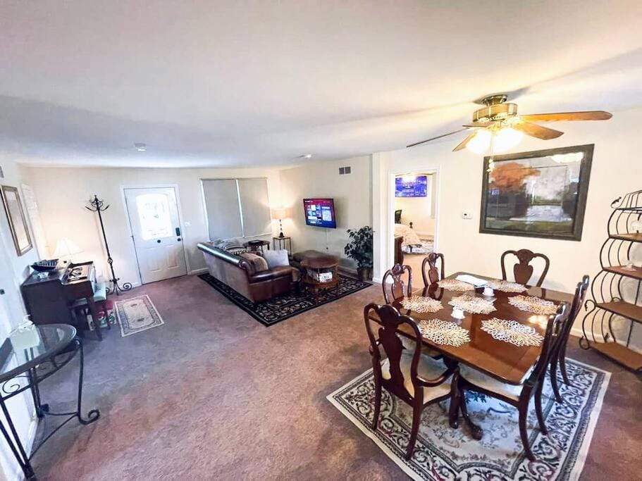 Communal lounge/ TV room, TV and multimedia, Living room, Seating area, Dining area