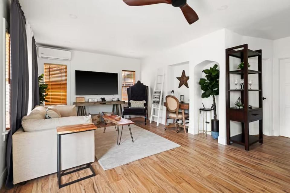 Newly Renovated 2Bedroom Haven with Private Garden Apartment in Culver City