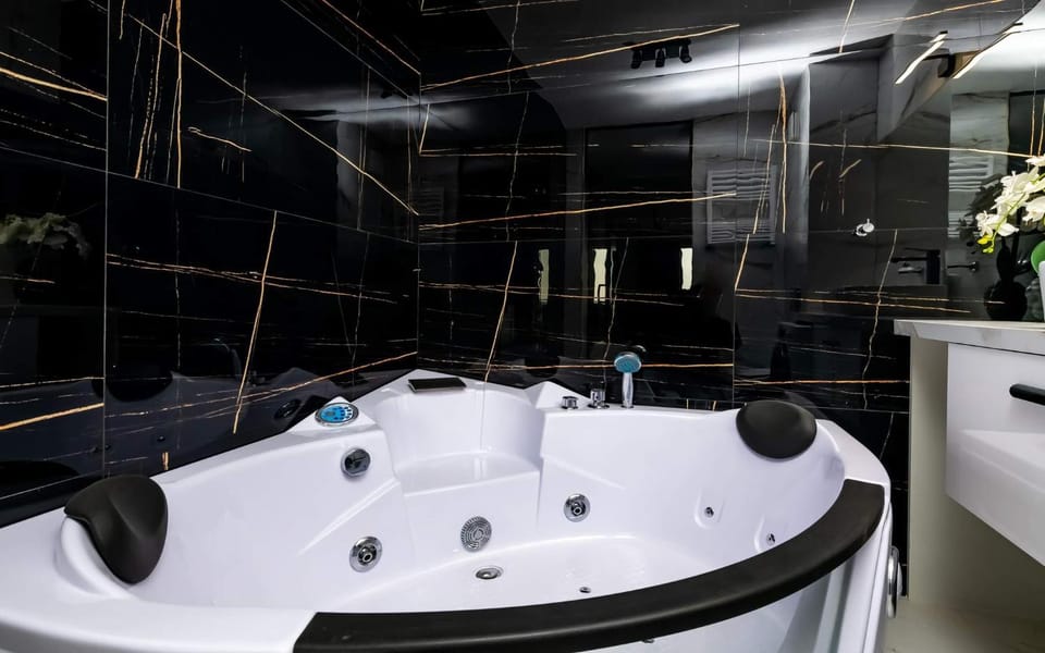 LoveRoom Panorama Park Jacuzzi Apartment in Poland