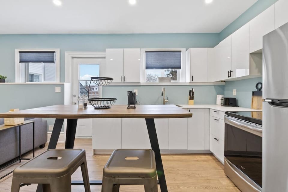 Bright and Spacious Condo in Downtown Collingwood 97043 House in Collingwood