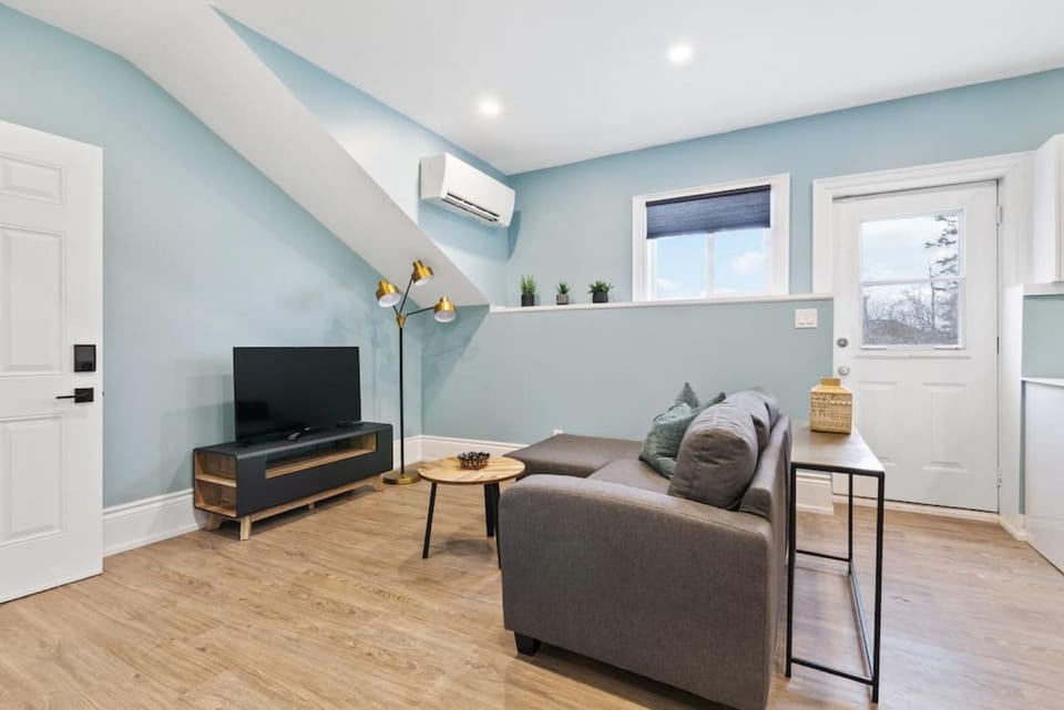 Bright and Spacious Condo in Downtown Collingwood 97043 House in Collingwood