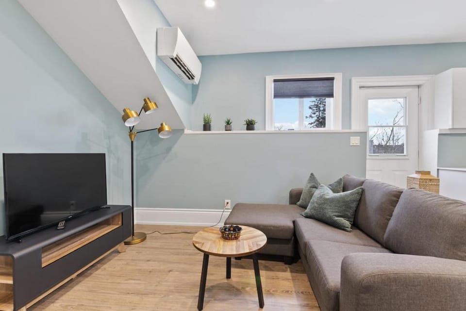 Bright and Spacious Condo in Downtown Collingwood 97043 House in Collingwood