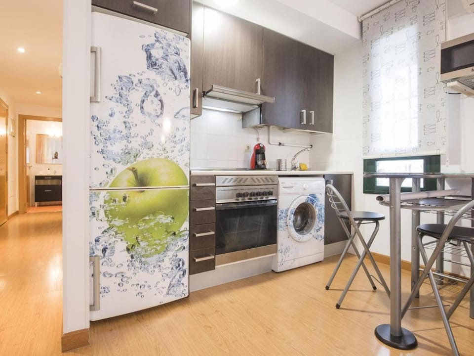 Kitchen or kitchenette, Dining area, oven, pet friendly, stove, washing machine