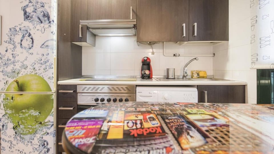 Kitchen or kitchenette, oven, pet friendly, stove