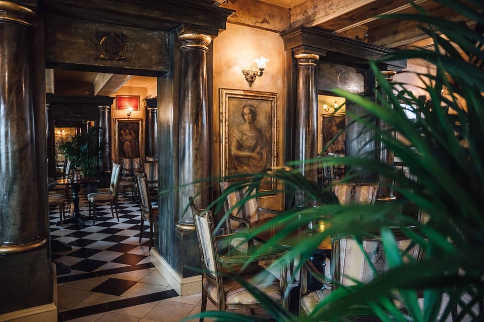 Restaurant/places to eat, Lounge or bar