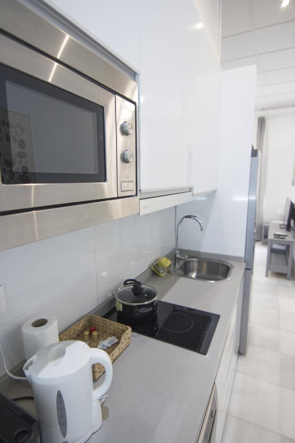 Coffee/tea facilities, Kitchen or kitchenette, stove
