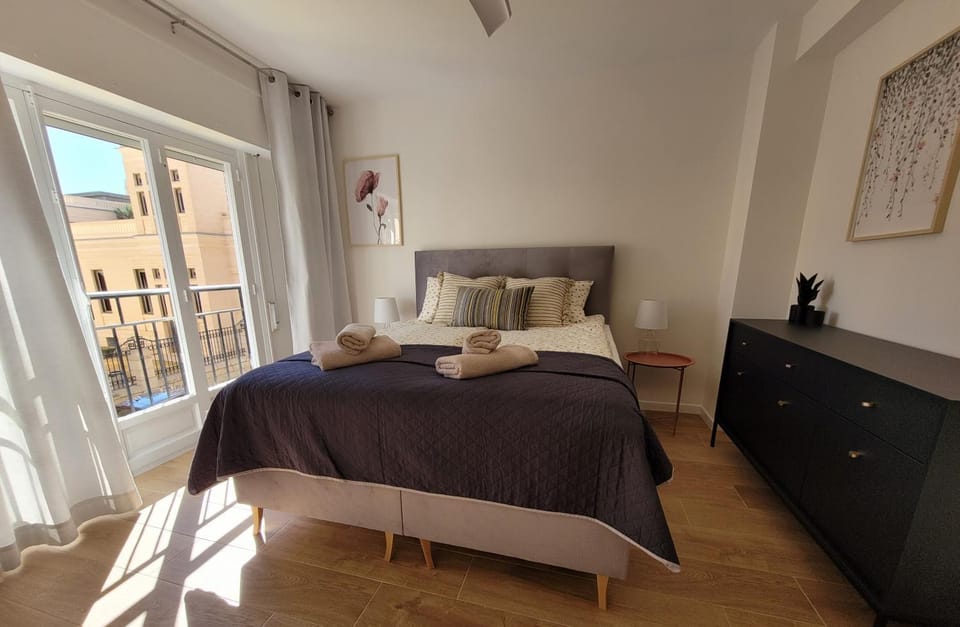 Bed, Bedroom, microwave