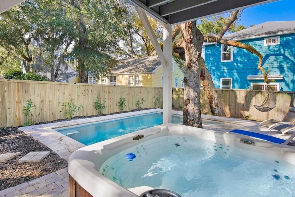 Downtown St Aug Home by Fountain of Youth Pool Spa by Beach Add Golf Cart House in Vilano Beach