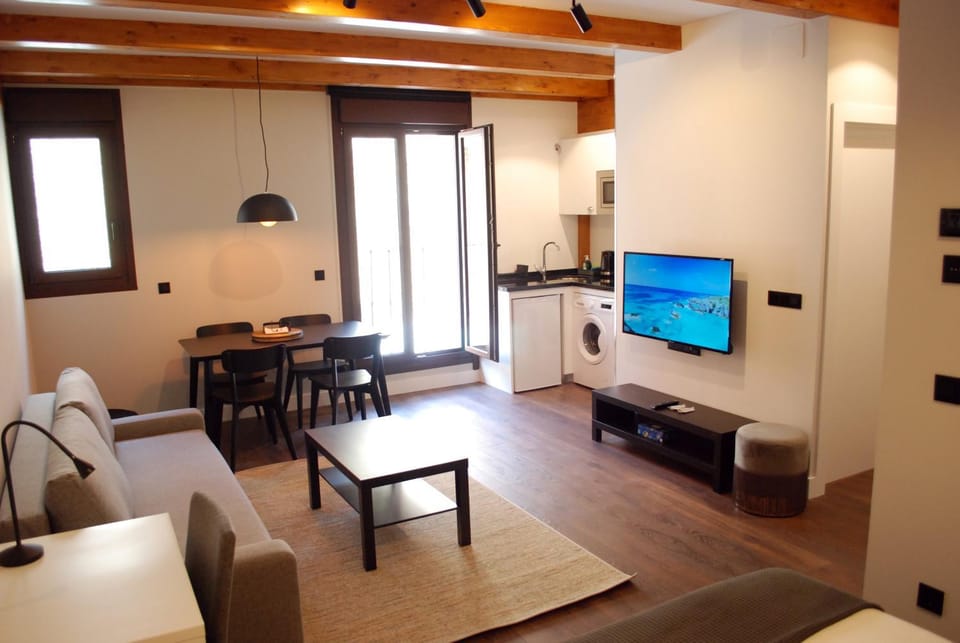 TV and multimedia, Living room, Seating area, Dining area