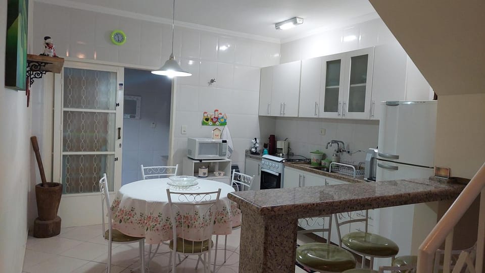 Kitchen or kitchenette, Dining area, minibar, pet friendly, stove