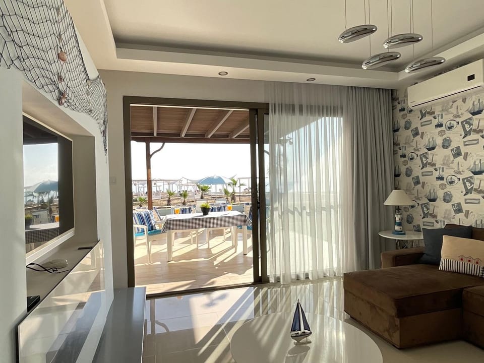 View (from property/room), Balcony/Terrace, Living room, Seating area, Sea view