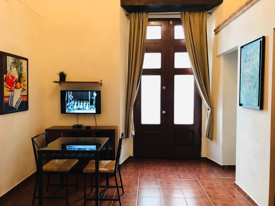 Day, Dining area
