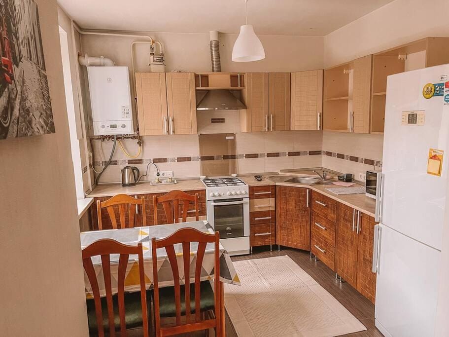 Kitchen or kitchenette, Dining area