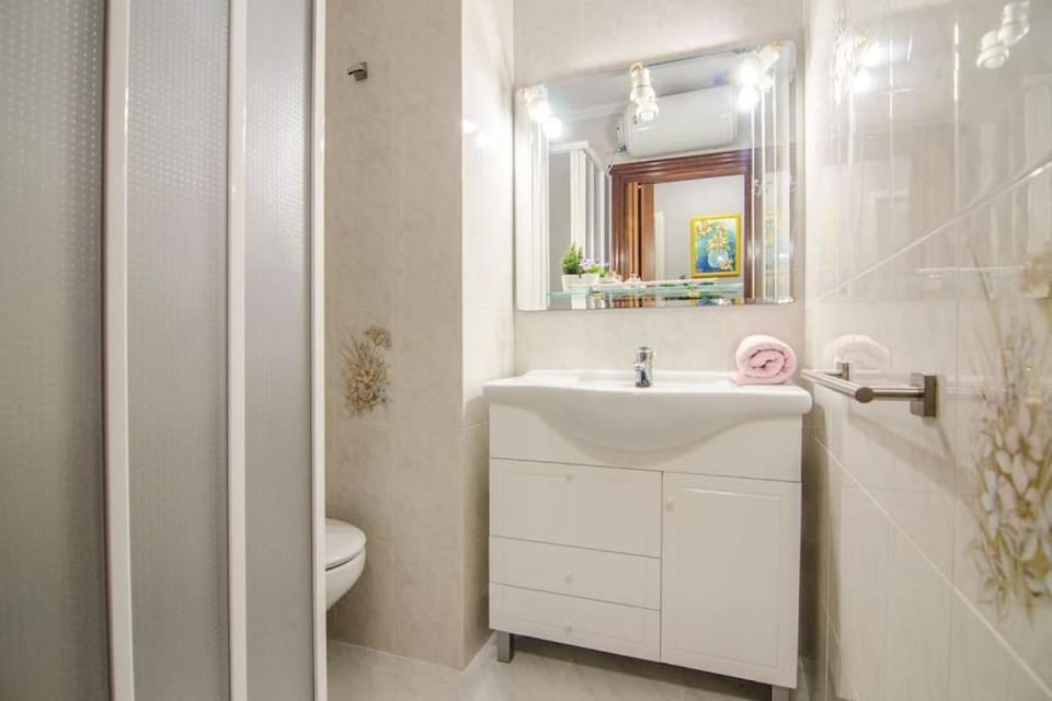 Shower, Toilet, Bathroom, towels