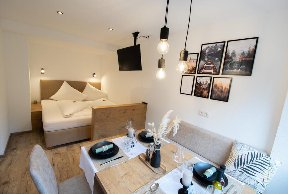 Bed, TV and multimedia, Photo of the whole room, Seating area, Dining area