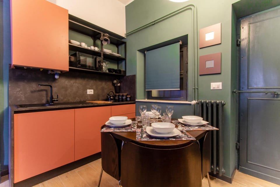 Kitchen or kitchenette, Dining area