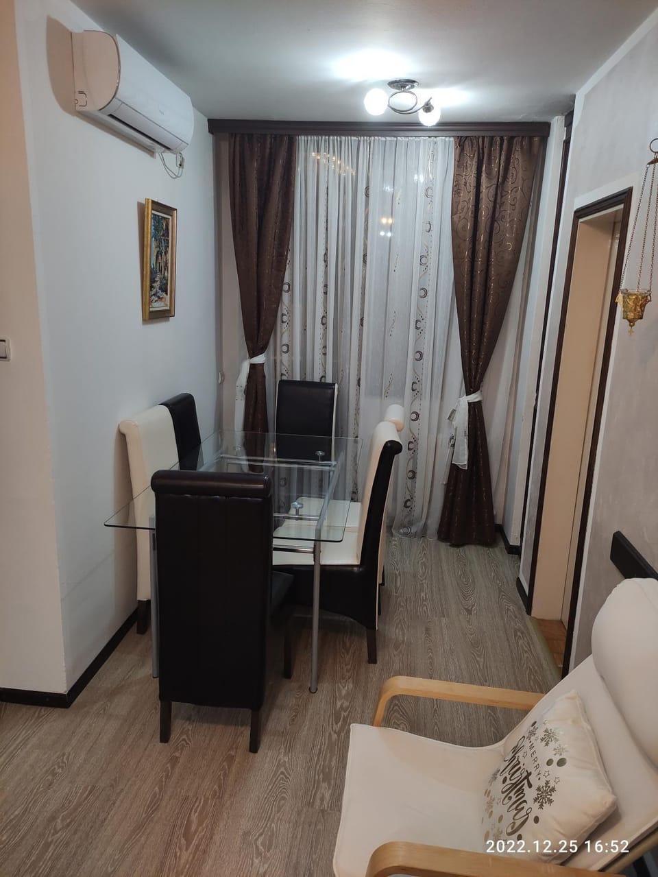 Seating area, air conditioner