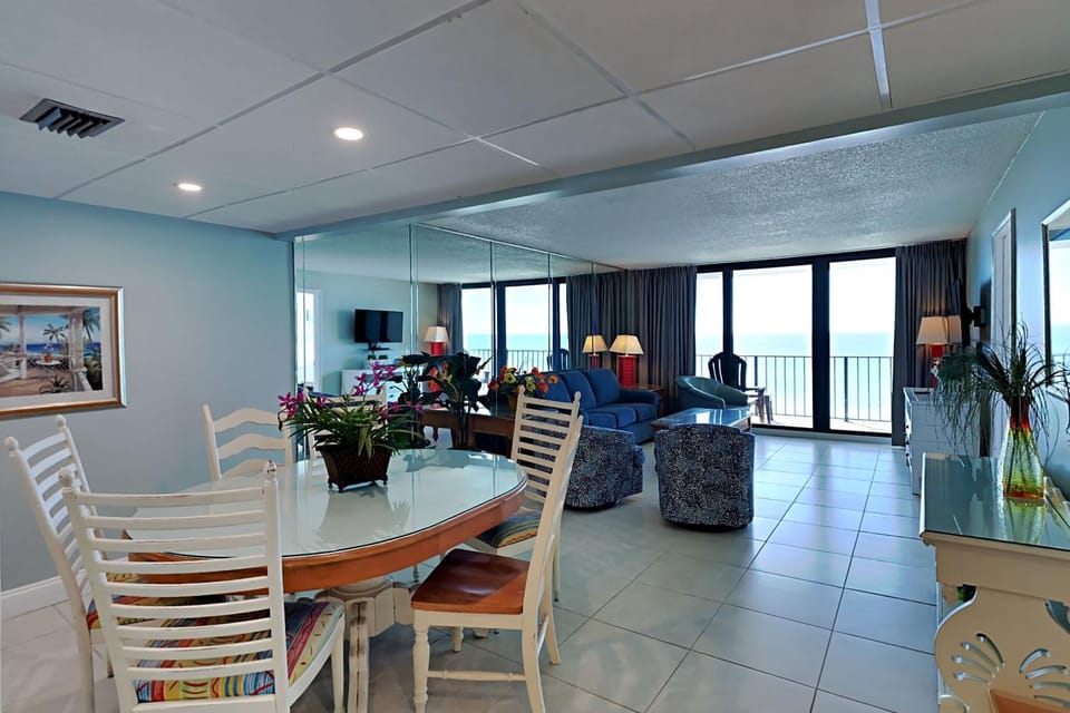 TV and multimedia, Balcony/Terrace, Living room, Seating area, Dining area, Sea view, furniture