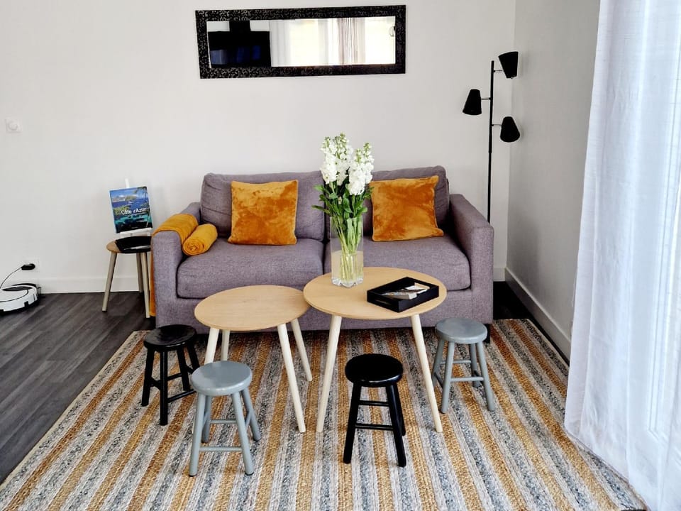 Nice Charmant 3 pièces proche mer Parking Apartment in Nice
