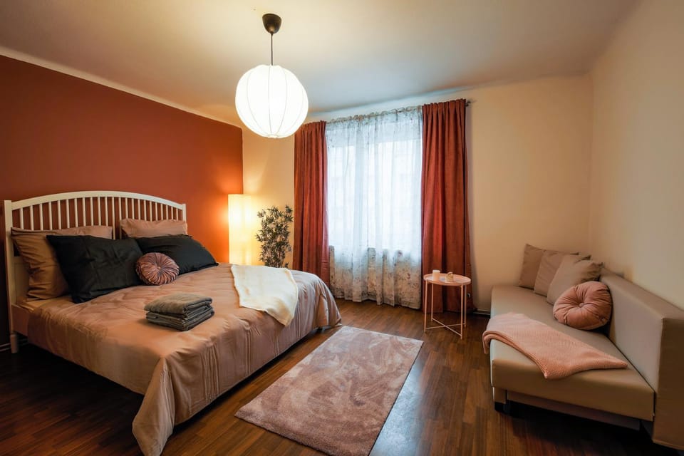 Bed, Photo of the whole room, Seating area, Bedroom
