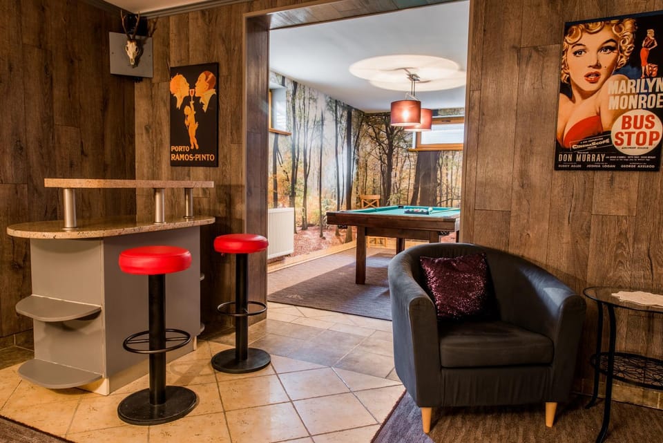 Billiard, Game Room