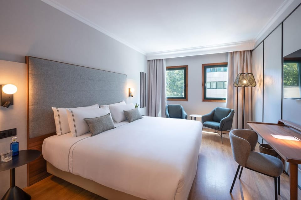 Bed, TV and multimedia, View (from property/room), Bedroom, Drinks