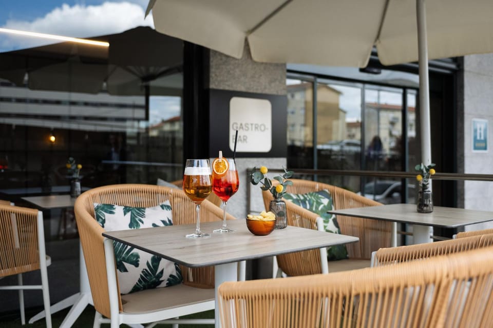 Restaurant/places to eat, Balcony/Terrace, Lounge or bar, Food and drinks, Dining area, Drinks