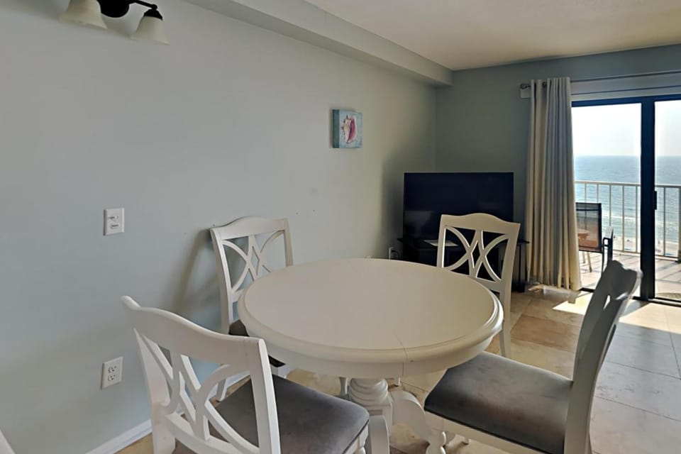 TV and multimedia, Balcony/Terrace, Seating area, Dining area, Sea view, furniture
