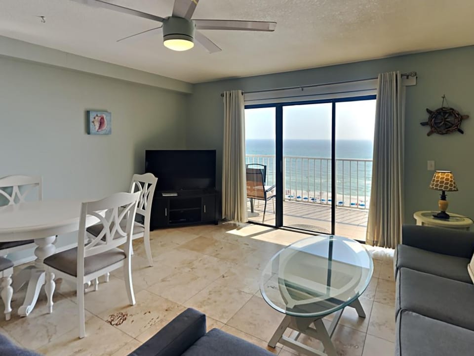 TV and multimedia, Balcony/Terrace, Living room, Seating area, Sea view, furniture