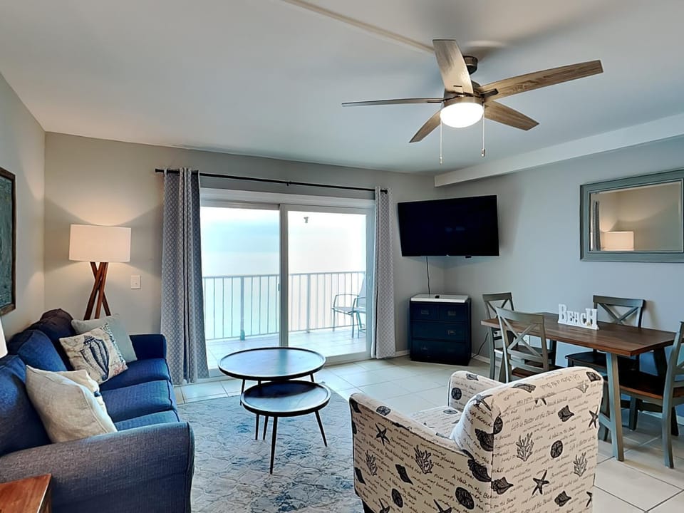 TV and multimedia, Balcony/Terrace, Living room, Seating area, Dining area, Sea view, furniture