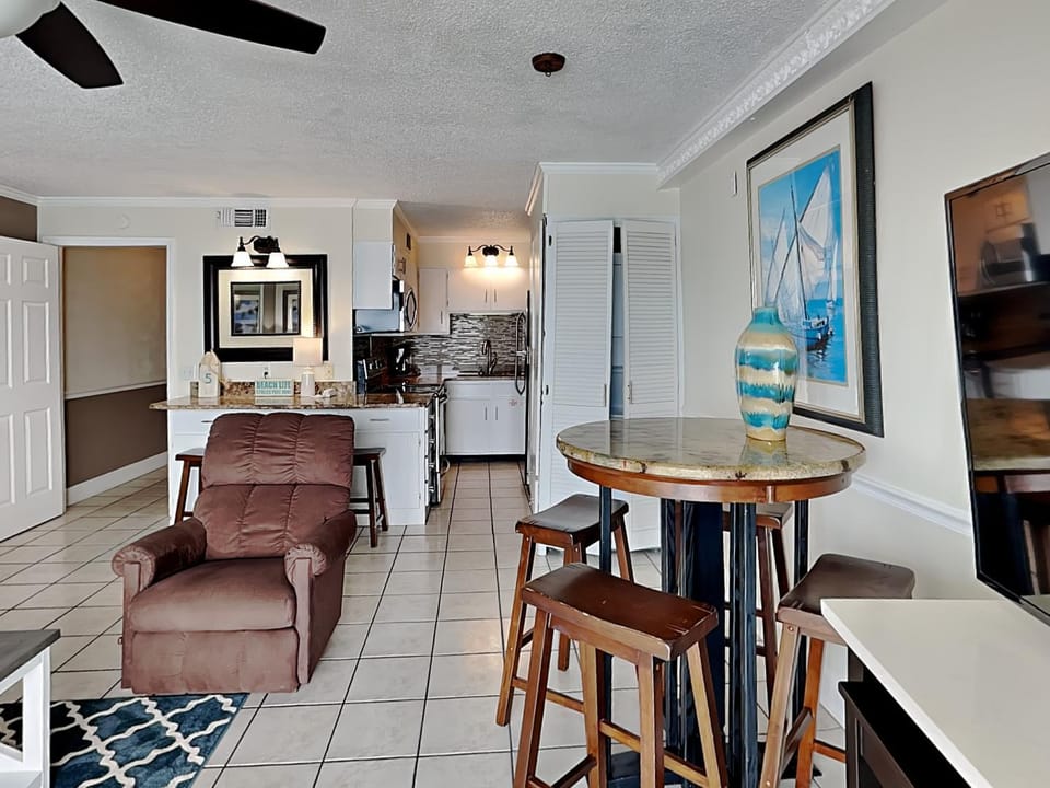 Kitchen or kitchenette, Living room, Seating area, Dining area, furniture