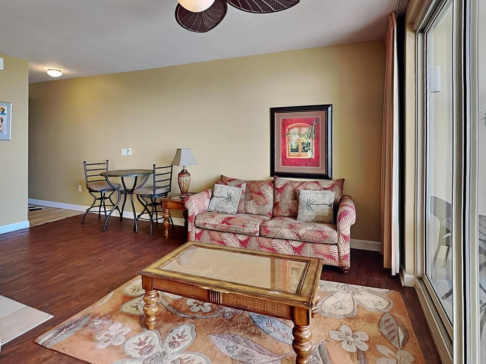 Balcony/Terrace, Living room, Seating area, Dining area, furniture