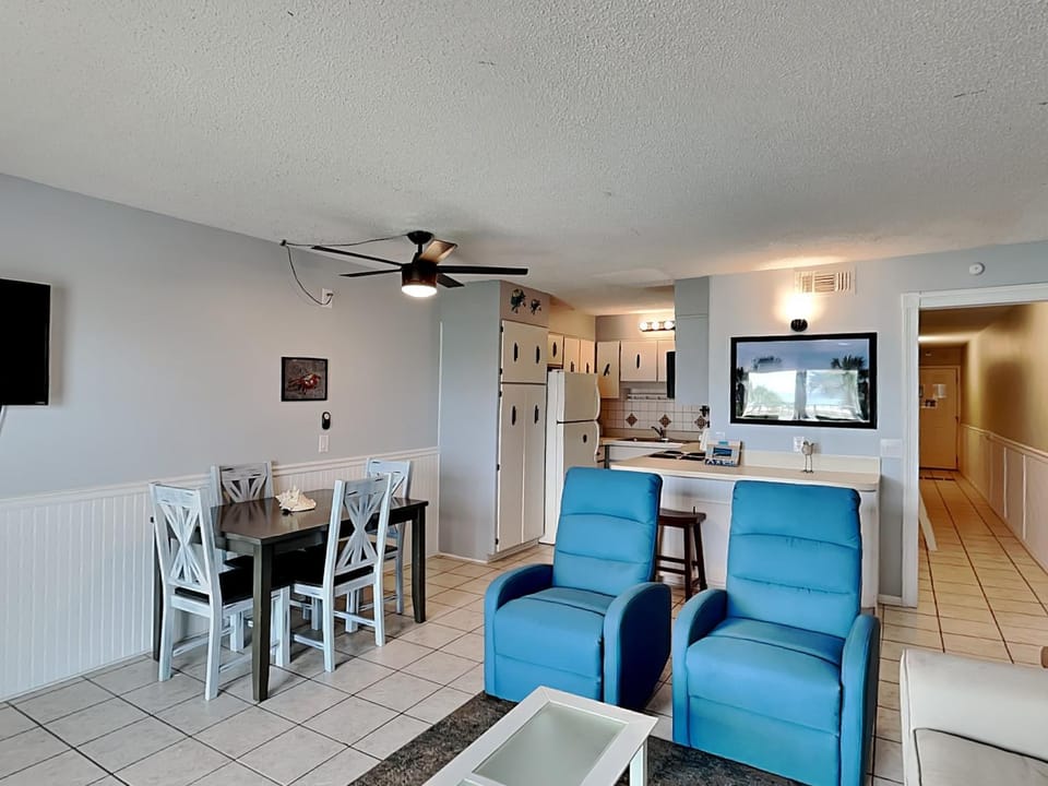 TV and multimedia, Kitchen or kitchenette, Living room, Seating area, Dining area, furniture