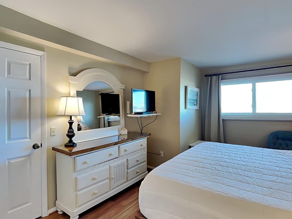 Bed, TV and multimedia, Bedroom, Sea view