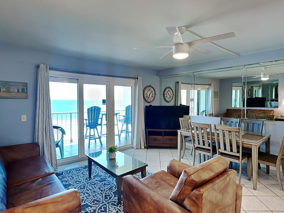 TV and multimedia, View (from property/room), Balcony/Terrace, Living room, Seating area, Dining area, Sea view, furniture