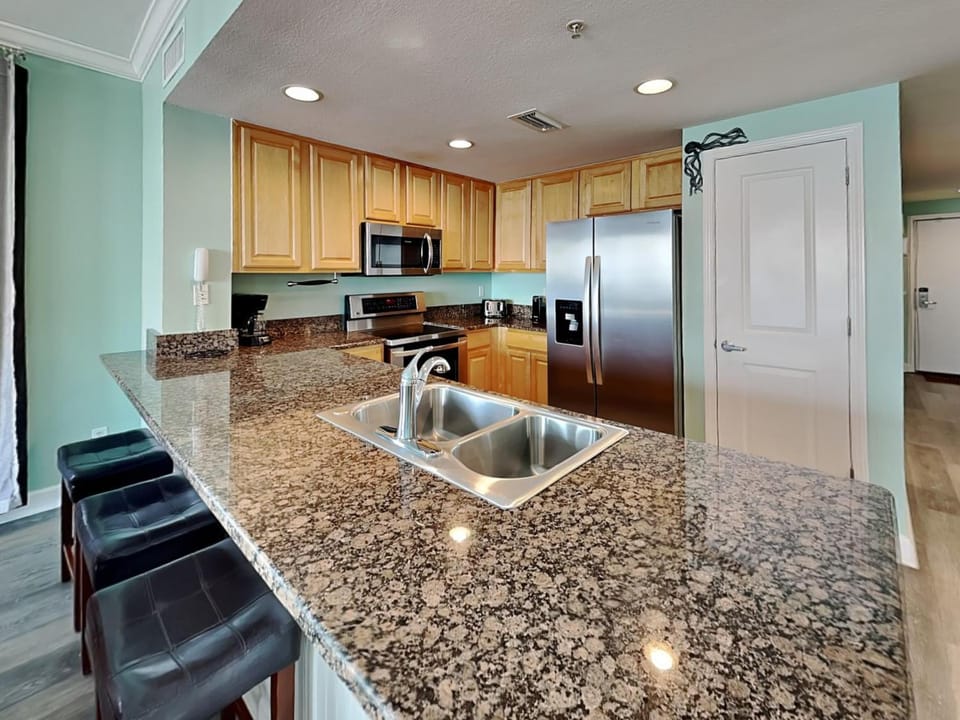 Kitchen or kitchenette, microwave, oven, stove