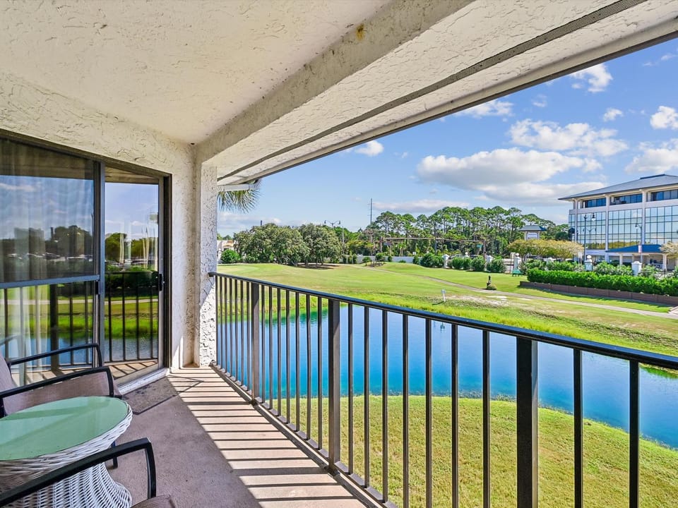 Natural landscape, Golfcourse, Balcony/Terrace, Seating area, Lake view