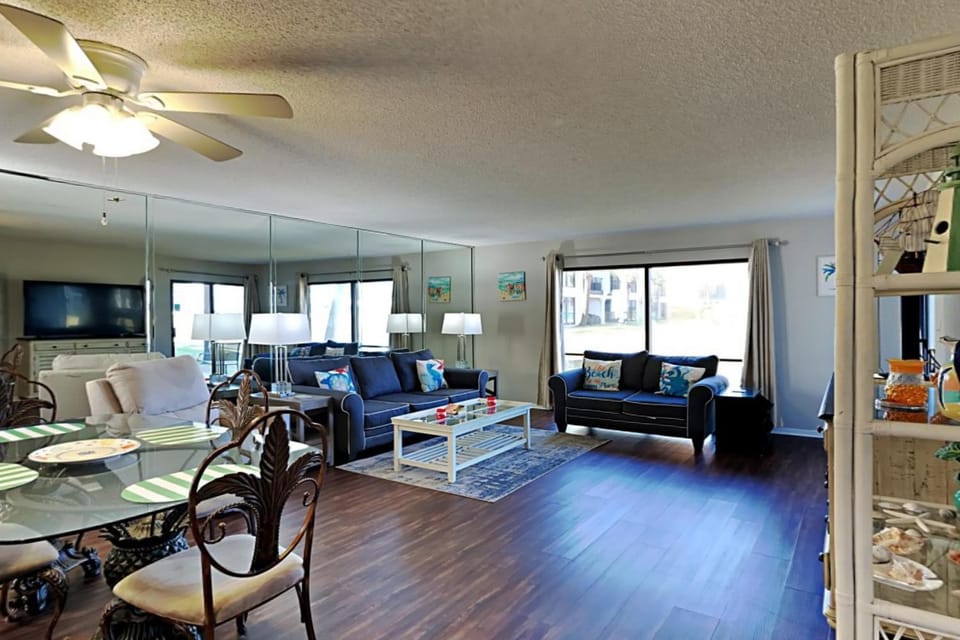 TV and multimedia, Living room, Seating area, furniture, air conditioner
