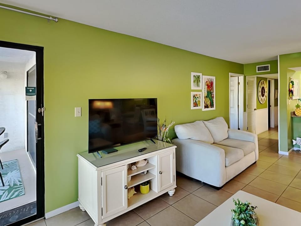 TV and multimedia, Living room, Seating area, furniture, air conditioner