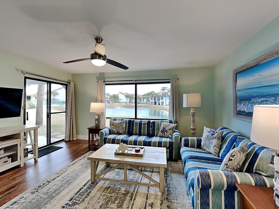 TV and multimedia, Living room, Seating area, Sea view, furniture