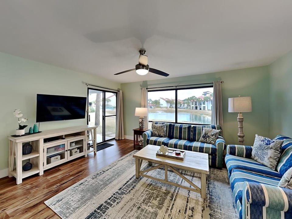 TV and multimedia, Living room, Seating area, Lake view, furniture