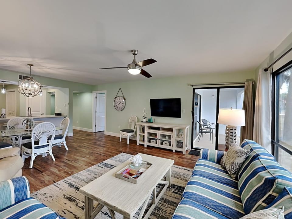 TV and multimedia, Balcony/Terrace, Living room, Seating area, Dining area, furniture