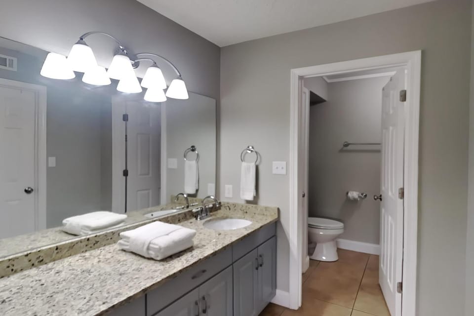 Toilet, Bathroom, towels