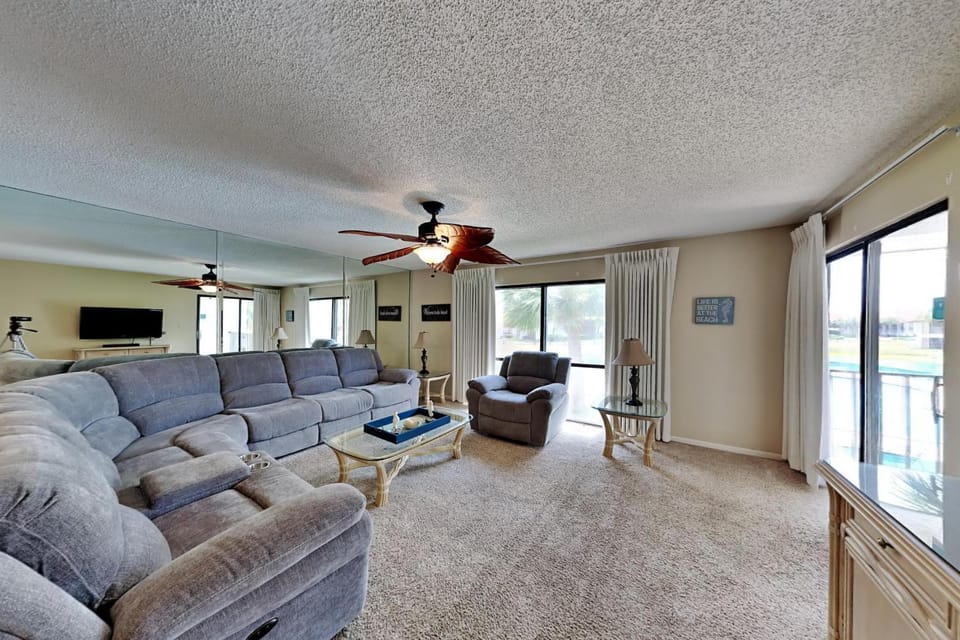 TV and multimedia, Balcony/Terrace, Living room, Seating area, furniture