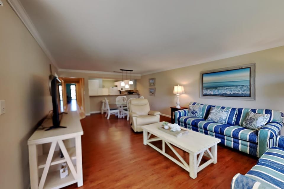 TV and multimedia, Kitchen or kitchenette, Living room, Seating area, Dining area, furniture