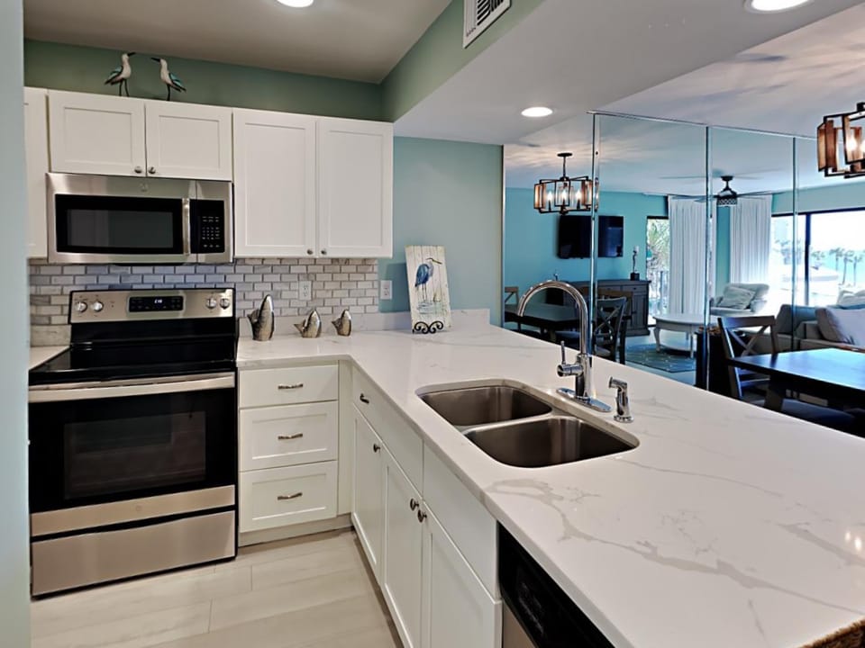TV and multimedia, Kitchen or kitchenette, Living room, Seating area, furniture, microwave, oven, stove, air conditioner