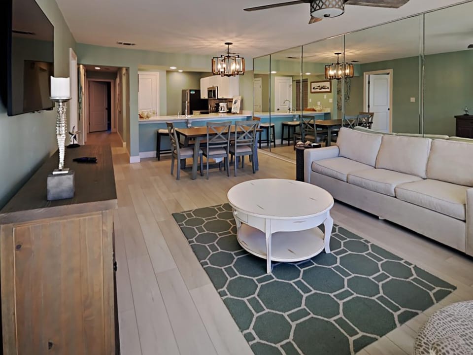 TV and multimedia, Kitchen or kitchenette, Living room, Seating area, Dining area, furniture