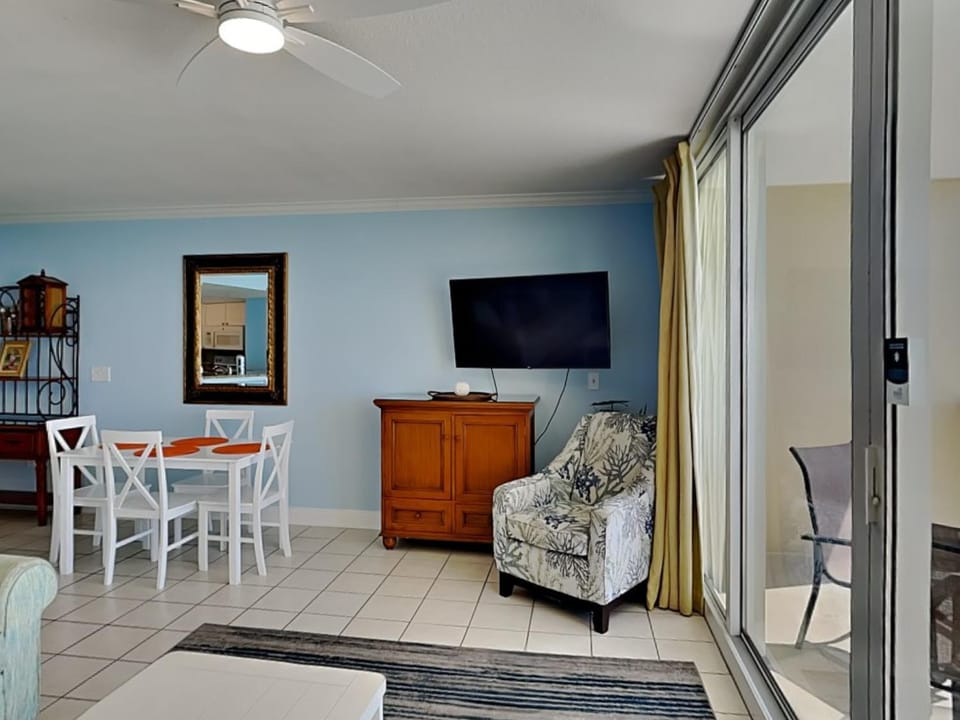 TV and multimedia, Balcony/Terrace, Living room, Seating area, Dining area, furniture