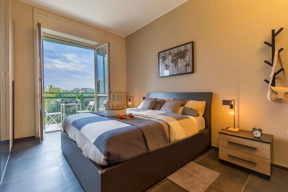 Modern & Bright 2 bedroom Flat 50m from M4 Stop Apartment in Milan