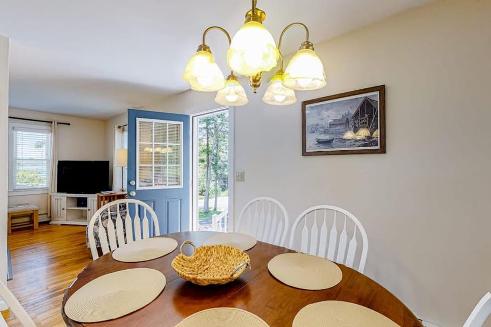 TV and multimedia, Seating area, Dining area